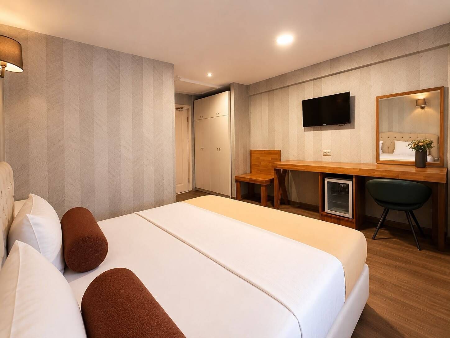 Comfort Double Room, 1 Bedroom, Private Bathroom | Premium bedding, minibar, in-room safe, desk