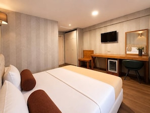 Chambre Confort double, 1 chambre, salle de bain privée | Literie de qualité, minibar, coffre-fort, bureau