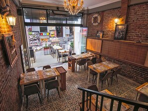 2 间餐厅，供应早餐、午餐和晚餐，国际美食