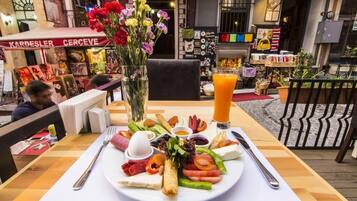 Gratis frukost med lokala rätter varje dag