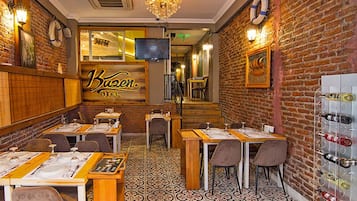 2 restaurantes, se sirven desayunos, comidas y cocina internacional