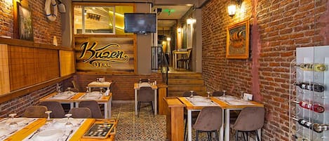 2 restaurants, breakfast, lunch, dinner served; international cuisine