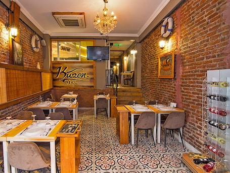2 restaurants, breakfast, lunch, dinner served; international cuisine