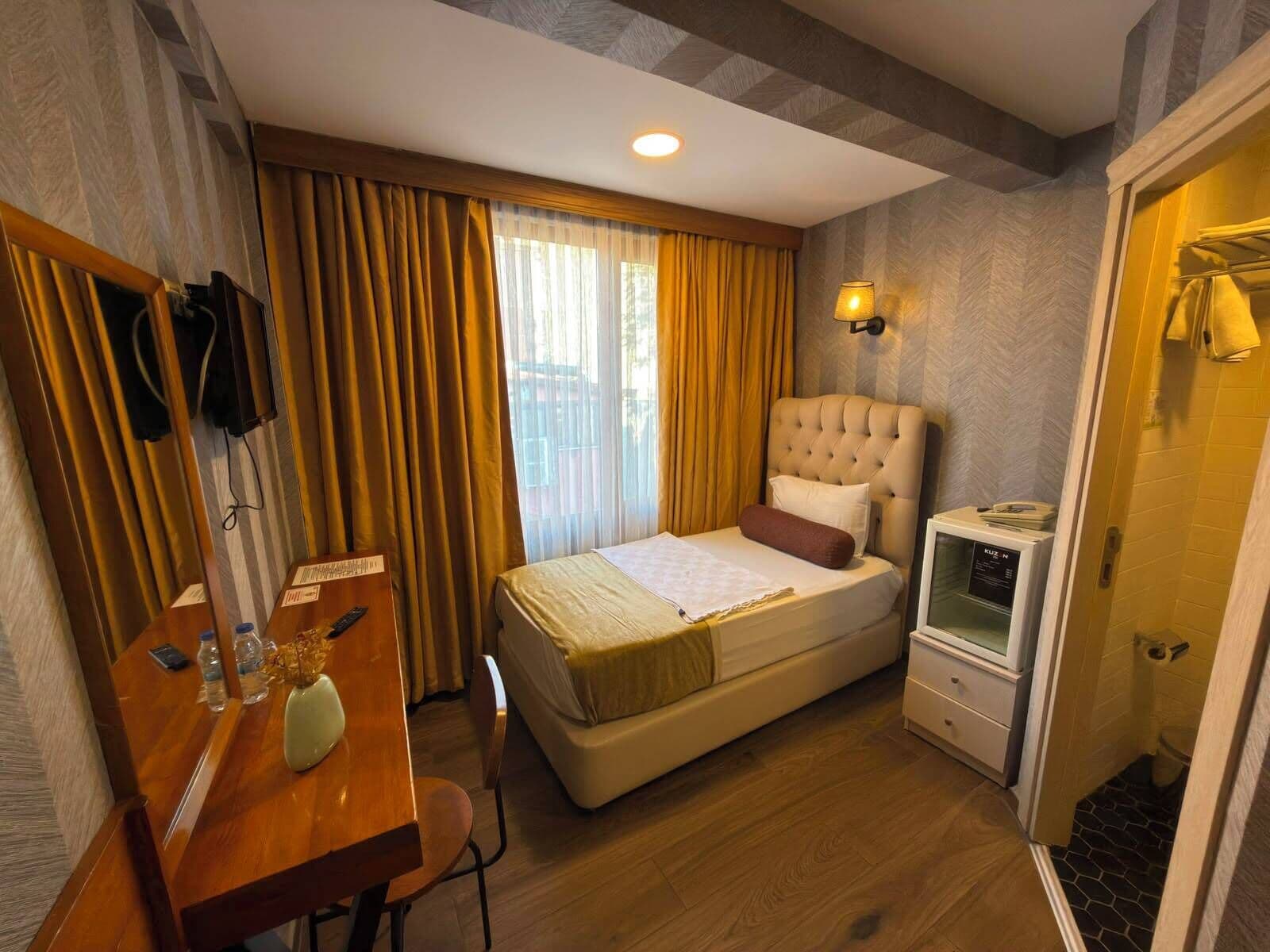 Luxury Single Room, 1 Bedroom | Premium bedding, minibar, in-room safe, desk
