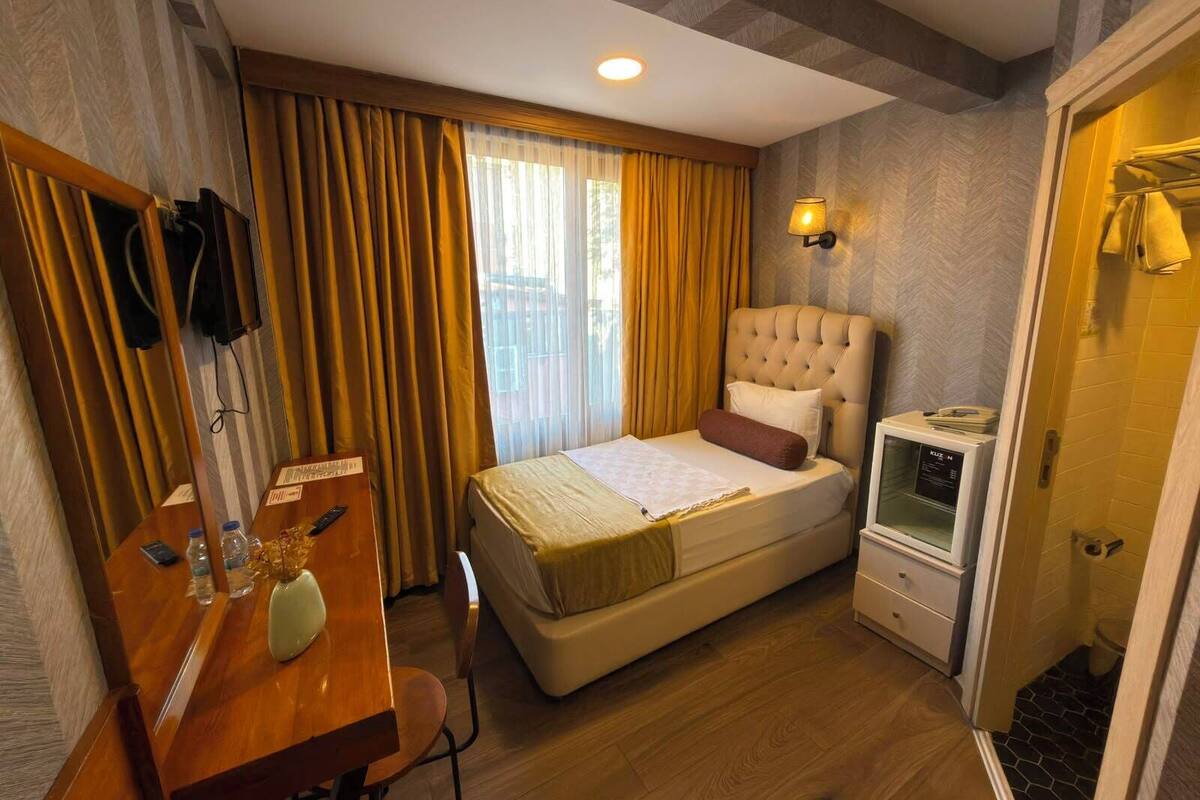 Luxury Single Room, 1 Bedroom | Premium bedding, minibar, in-room safe, desk