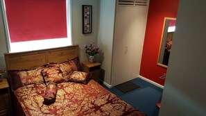 City Apartment, 1 Bedroom, Garden View, Ground Floor | 1 bedroom, iron/ironing board, free cots/infant beds, free WiFi - Cambridge Inn: Central Self-Catering Cottage (Cambridge)