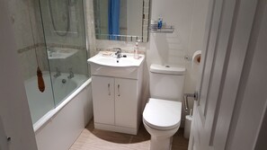 City Apartment, 1 Bedroom, Garden View, Ground Floor | Bathroom | Combined shower/bathtub, towels - Cambridge Inn: Central Self-Catering Cottage (Cambridge)