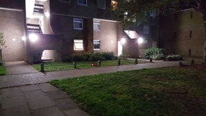 Front of property – evening/night - Cambridge Inn: Central Self-Catering Cottage (Cambridge)