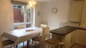 In-room dining - The Beeches - Serviced Duplex Apartment (Sheffield)