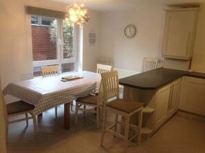 In-room dining - The Beeches - Serviced Duplex Apartment (Sheffield)