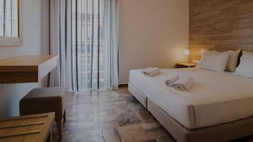 Ein Hotelzimmer mit Bett, Schreibtisch und Stuhl.