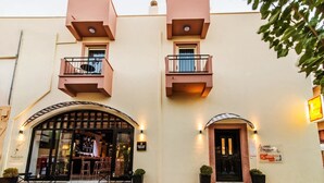 Un immeuble avec un bar au rez-de-chaussée, un balcon au deuxième étage et une enseigne indiquant qu’il s’agit d’un hôtel.