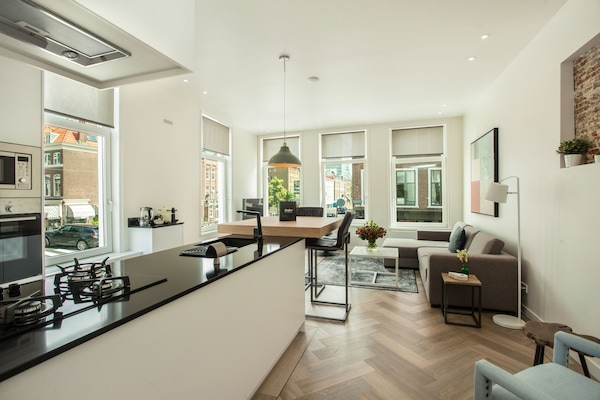 Apartment, 2 Bedrooms (3 single beds) | Living room | Flat-screen TV