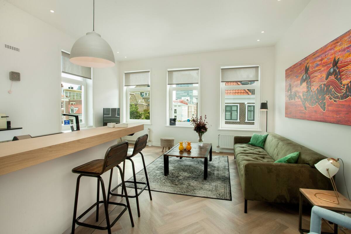 Een moderne woonkamer met een bank, een salontafel en een bar.