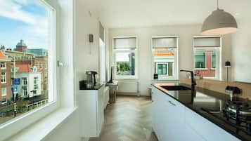 Apartment, 2 Bedrooms (4 single beds) | Private kitchen | Full-sized fridge, microwave, oven, stovetop