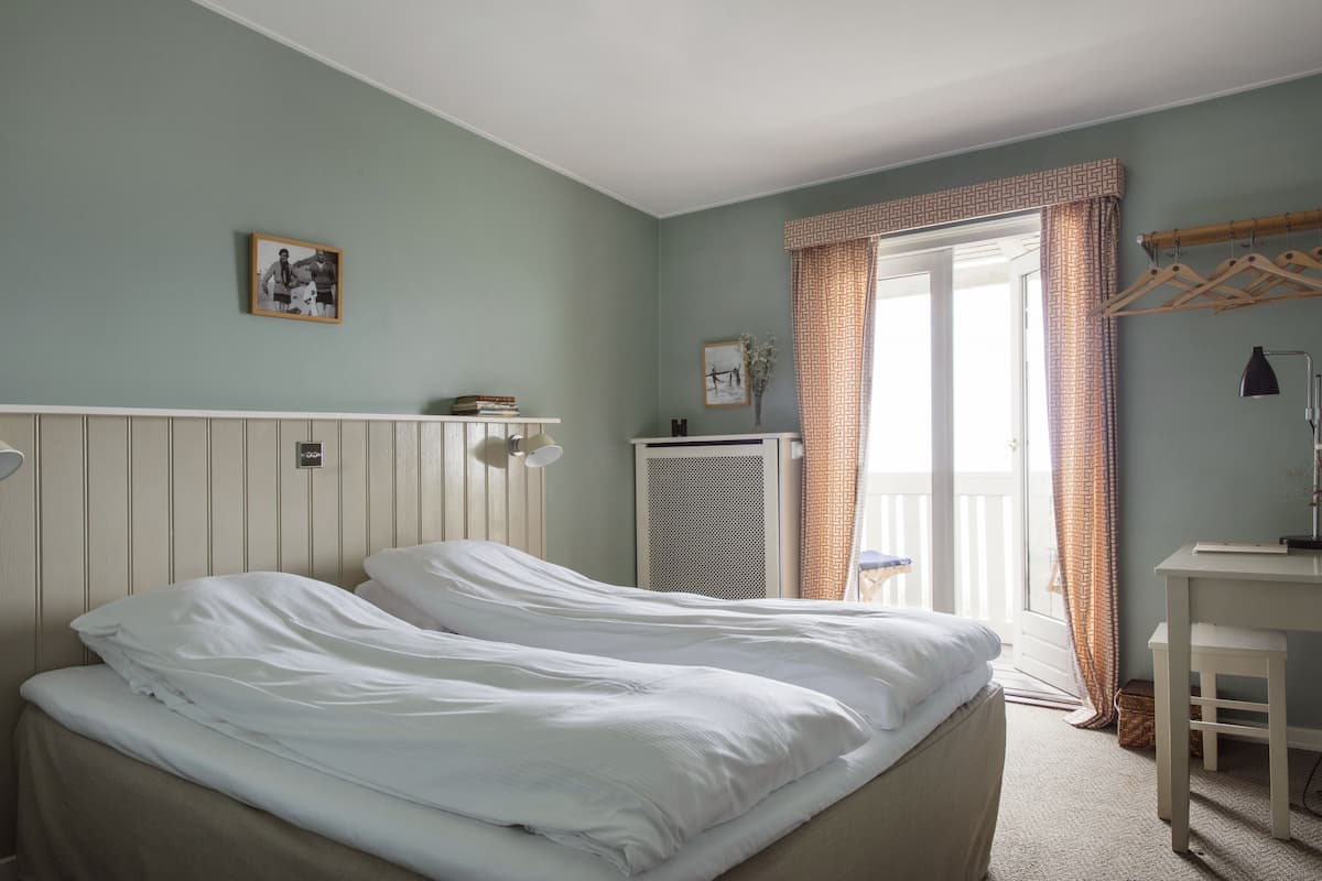 1 bedroom, premium bedding, desk, free WiFi