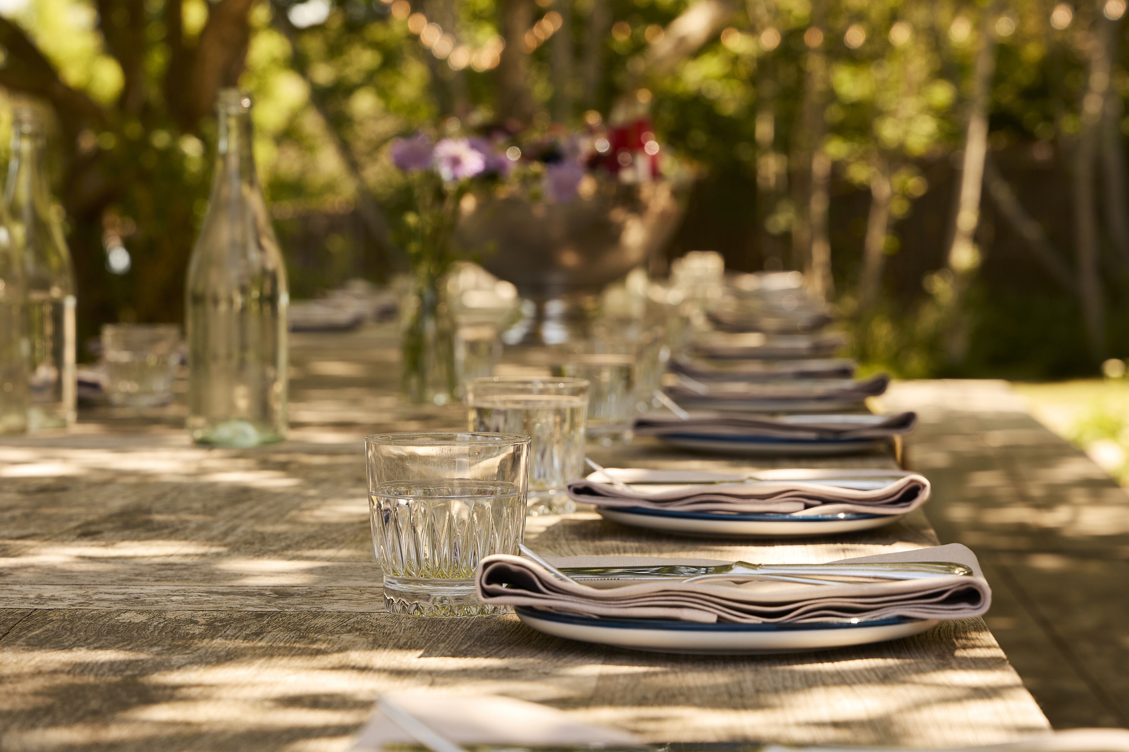 breakfast, lunch, dinner served; international cuisine