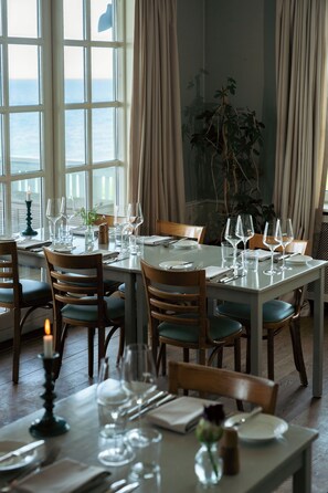 Breakfast, lunch and dinner served - Helenekilde Badehotel (Tisvildeleje)