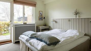 1 Schlafzimmer, hochwertige Bettwaren, Schreibtisch, kostenloses WLAN