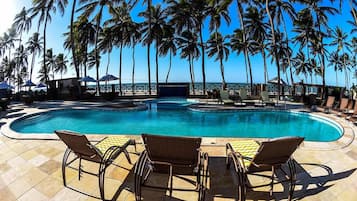 Piscina externa, guarda-sóis, espreguiçadeiras