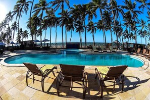 Outdoor pool, pool umbrellas, pool loungers - Genus Beach Hotel (Paraipaba)