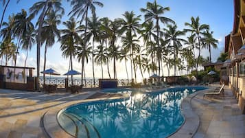 Piscina externa, guarda-sóis, espreguiçadeiras