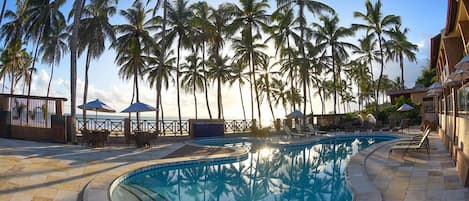 Piscine extérieure, parasols de plage, chaises longues