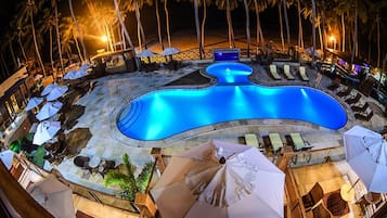 Piscina externa, guarda-sóis, espreguiçadeiras