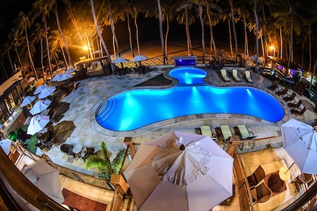 Outdoor pool, pool umbrellas, sun loungers. Genus Beach Hotel