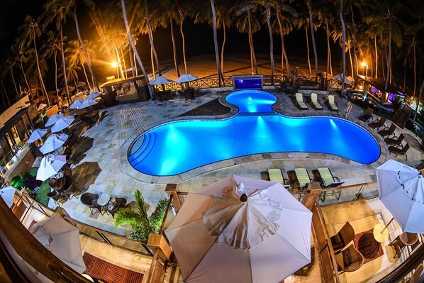 室外游泳池,提供泳池遮陽傘和日光浴躺椅