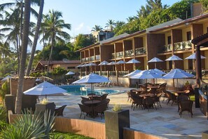 Outdoor dining - Genus Beach Hotel (Paraipaba)