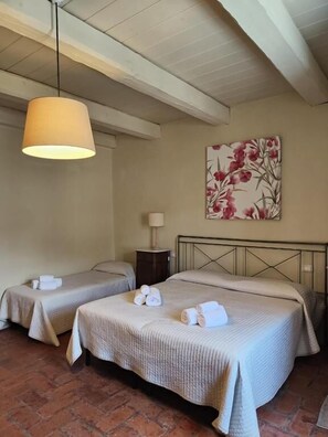 Standard trippelrum | Sängtillbehör av högsta kvalitet, skrivbord, gratis wi-fi och sängkläder