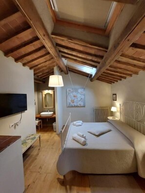 슈피리어 쿼드룸 | 고급 침구, 책상, 무료 WiFi, 침대 시트