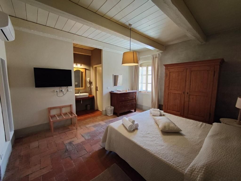 Ropa de cama de alta calidad, escritorio, wifi gratis y ropa de cama 