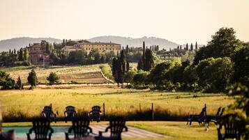 Außenpool (je nach Saison geöffnet), Liegestühle