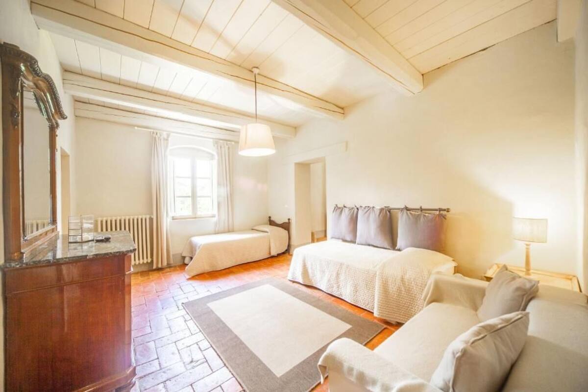 주니어 스위트 | 고급 침구, 책상, 무료 WiFi, 침대 시트