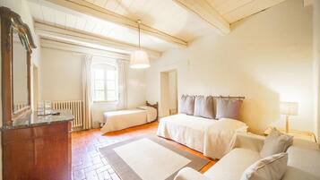 Juniorsvit | Sängtillbehör av högsta kvalitet, skrivbord, gratis wi-fi och sängkläder