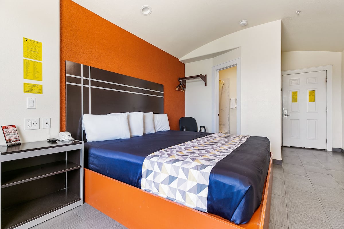 Habitación básica, 1 cama de matrimonio grande | Cortinas opacas y sistema de insonorización