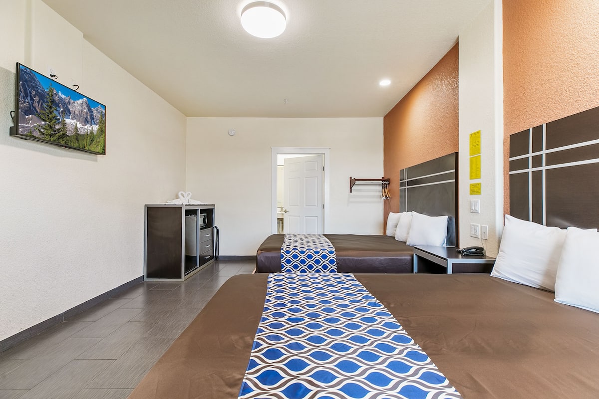 Double Queen Room - Disability Access | Cortinas opacas y sistema de insonorización