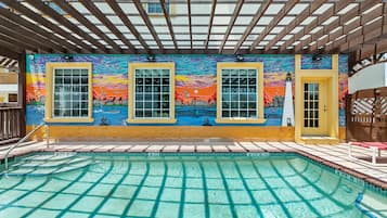 Útilaug, opið kl. 09:00 til kl. 21:00, sólstólar