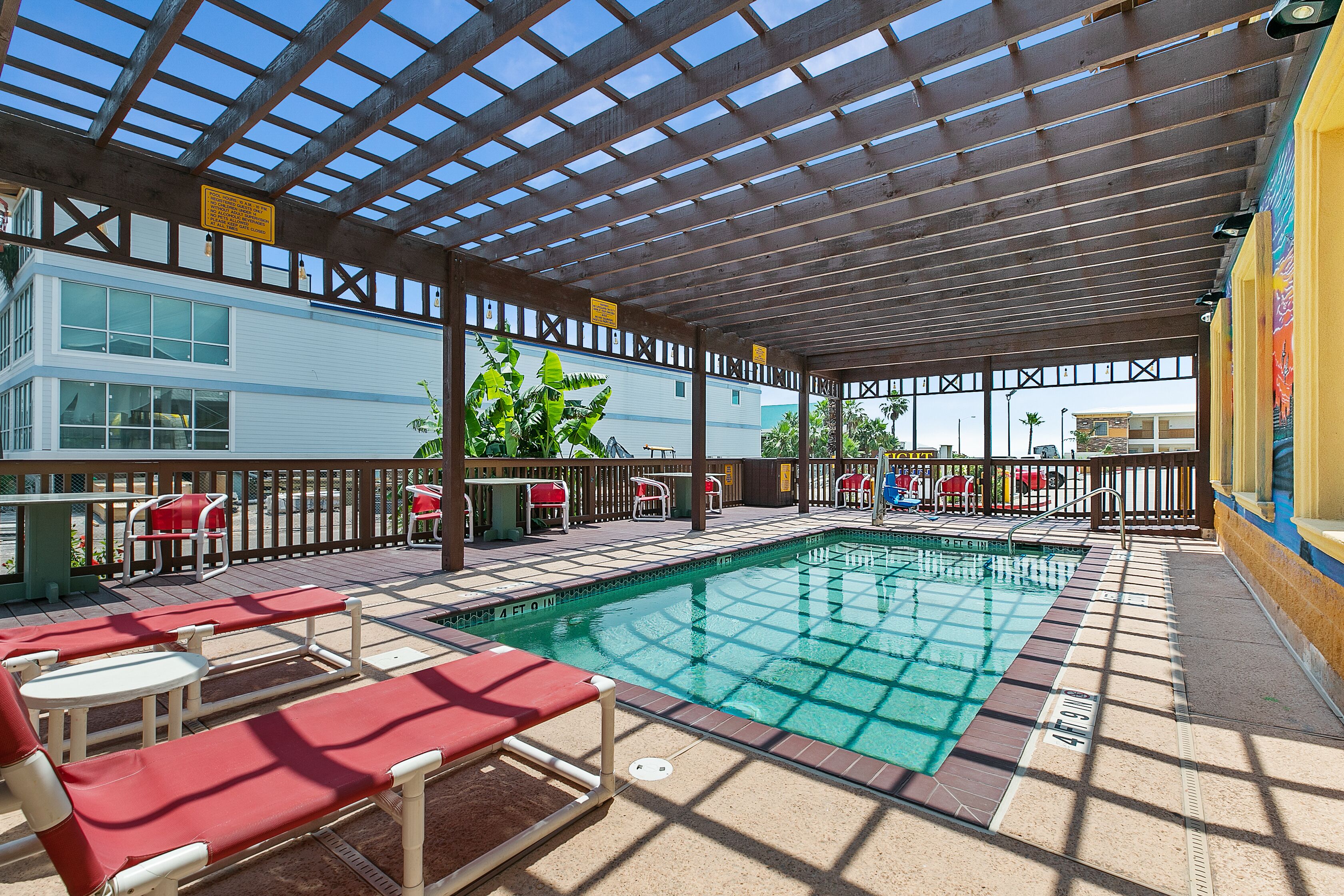 室外游泳池，09:00 至 21:00 开放，日光浴躺椅