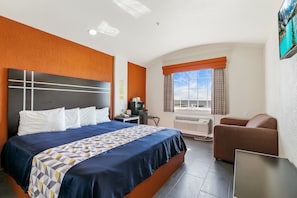 King Room with Bay View | Blackout drapes, soundproofing, iron/ironing board, free WiFi