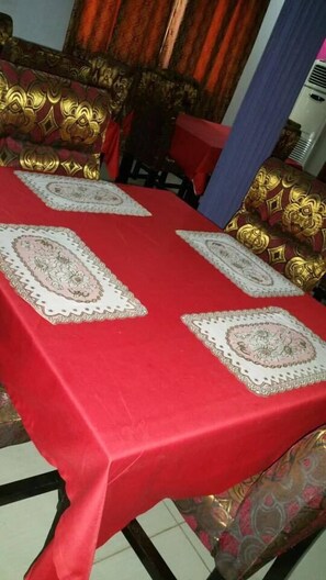 Tägliches inbegriffenes großes Frühstück