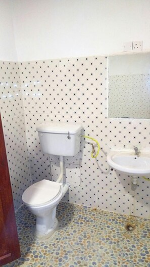 Dusche, kostenlose Toilettenartikel, Handtücher