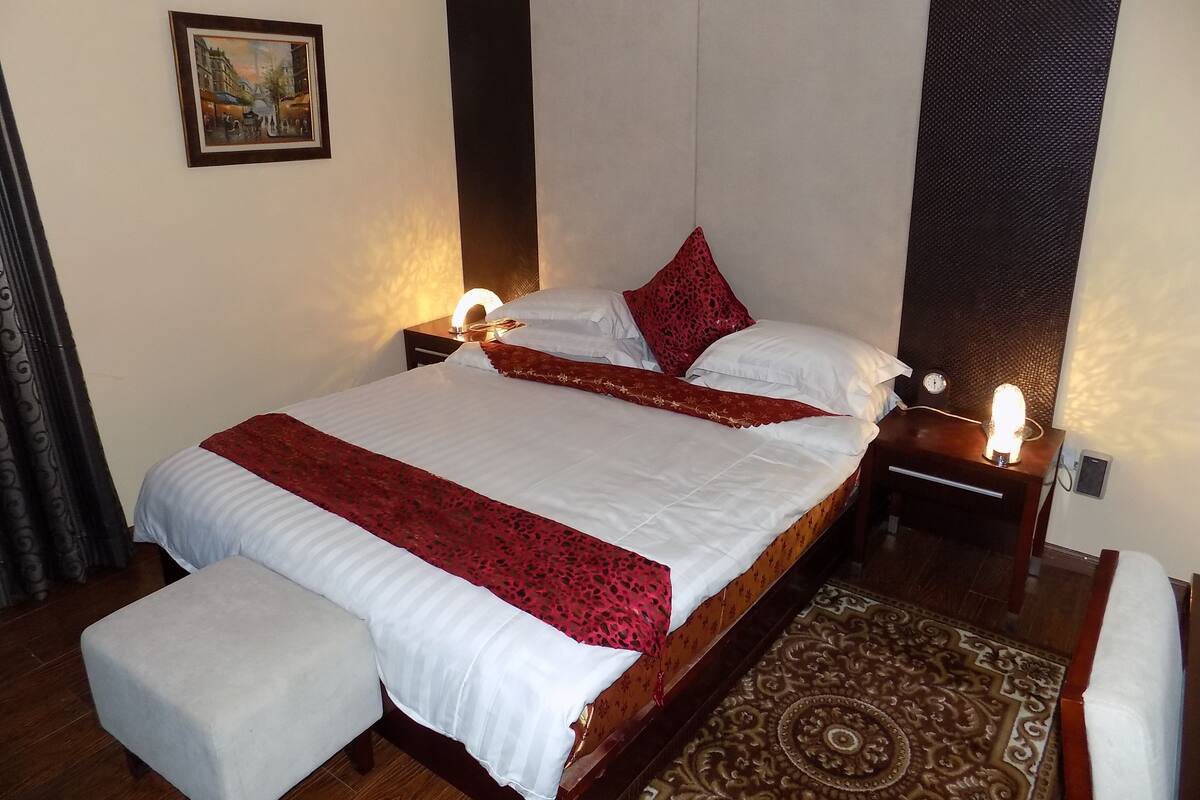 Suíte executiva, 1 quarto, sacada | Roupas de cama premium, cofres nos quartos, individualmente decorados