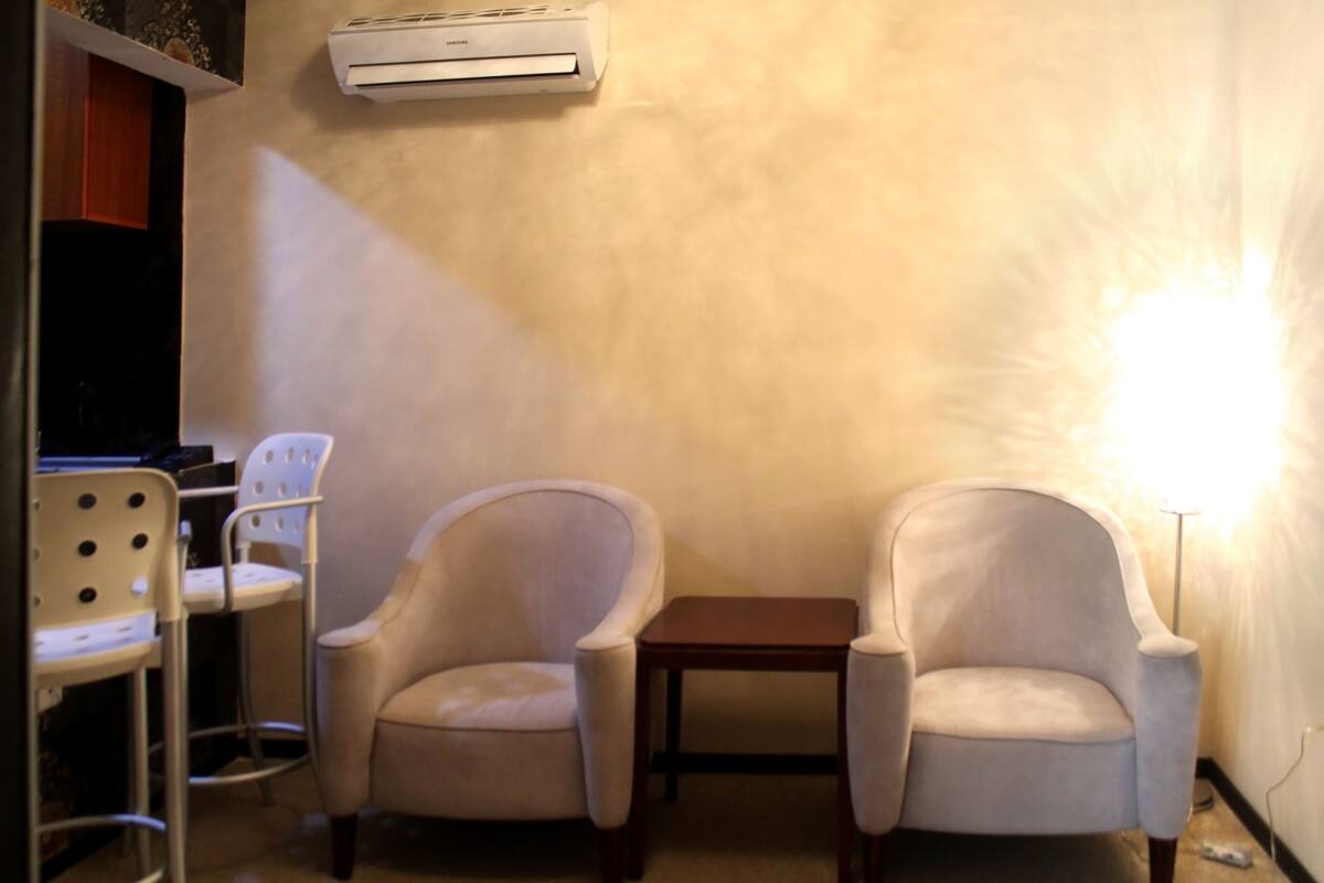 Suíte, 1 quarto, cozinha americana (Embassador) | Sala de estar | TV de tela plana 42 polegadas com canais digitais, TV