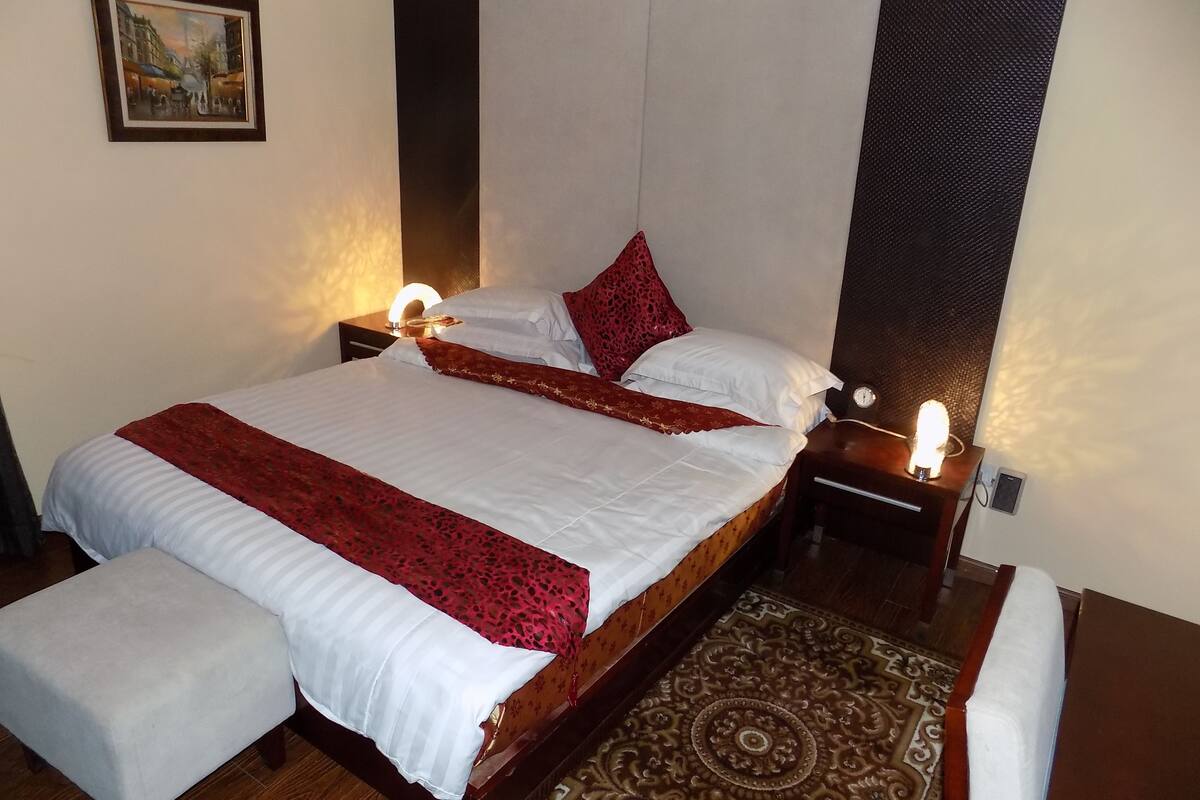 Roupas de cama premium, cofres nos quartos, individualmente decorados