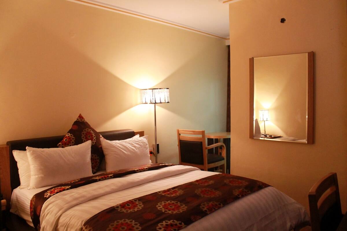 Quarto clássico, vista para a cidade | Roupas de cama premium, cofres nos quartos, individualmente decorados