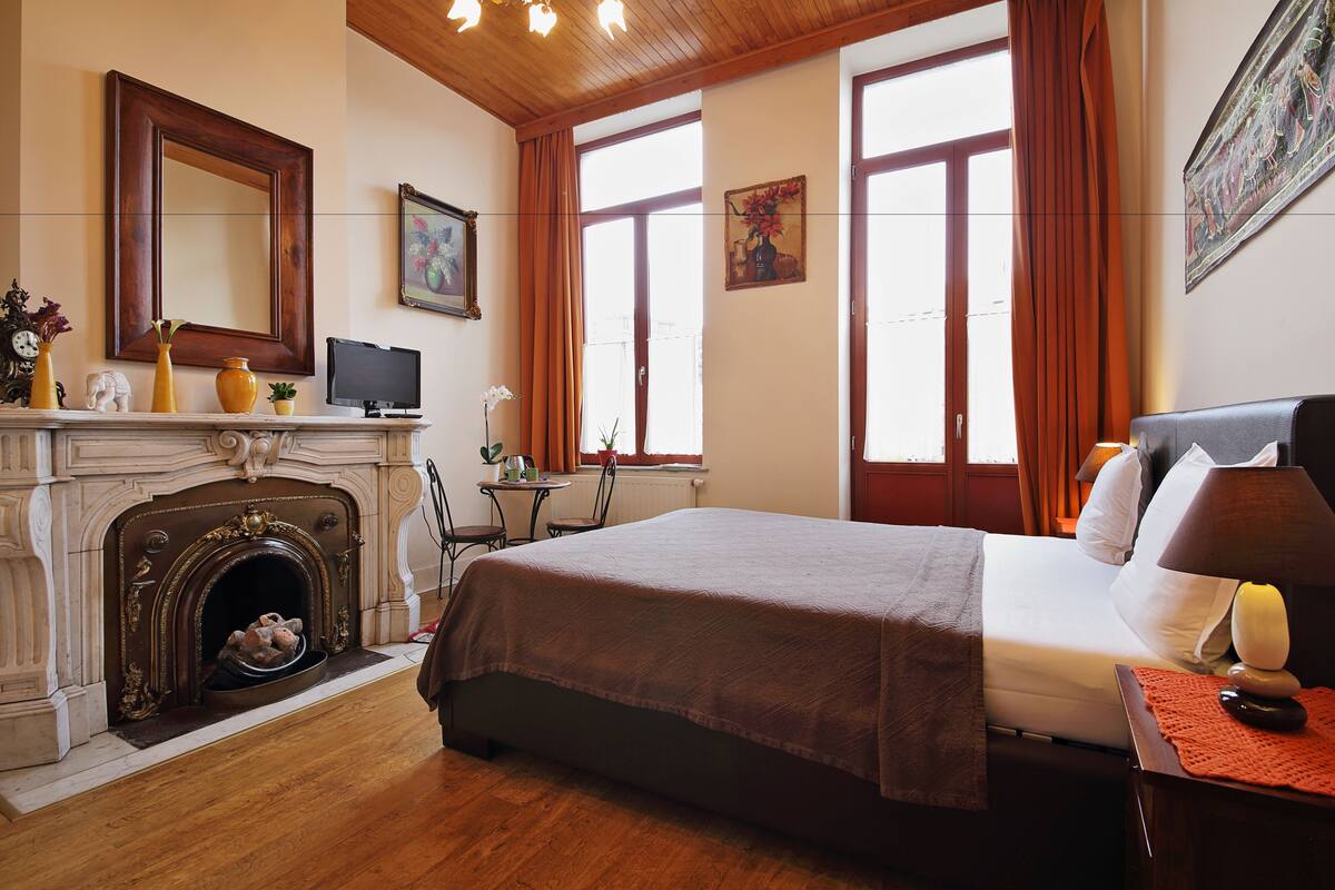 Premium bedding, desk, blackout drapes, iron/ironing board