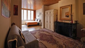 Premium bedding, desk, blackout drapes, iron/ironing board - Le Lys d'Or (Brussels)